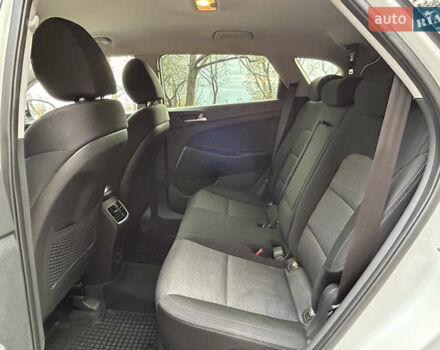 Білий Хендай Туксон, об'ємом двигуна 2 л та пробігом 101 тис. км за 17800 $, фото 10 на Automoto.ua