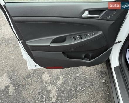 Белый Хендай Туксон, объемом двигателя 2 л и пробегом 114 тыс. км за 23900 $, фото 21 на Automoto.ua