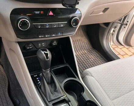 Білий Хендай Туксон, об'ємом двигуна 2 л та пробігом 82 тис. км за 22000 $, фото 6 на Automoto.ua