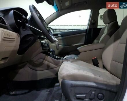 Белый Хендай Туксон, объемом двигателя 2 л и пробегом 97 тыс. км за 4400 $, фото 6 на Automoto.ua