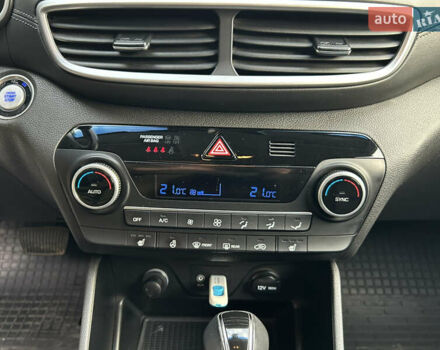 Білий Хендай Туксон, об'ємом двигуна 2 л та пробігом 101 тис. км за 17800 $, фото 12 на Automoto.ua