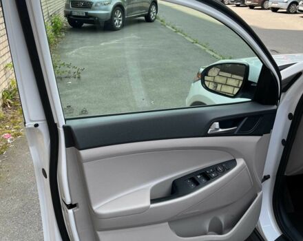 Белый Хендай Туксон, объемом двигателя 2 л и пробегом 95 тыс. км за 14500 $, фото 11 на Automoto.ua