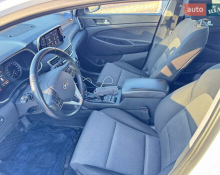 Белый Хендай Туксон, объемом двигателя 2 л и пробегом 270 тыс. км за 19800 $, фото 11 на Automoto.ua