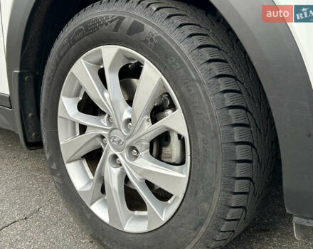 Білий Хендай Туксон, об'ємом двигуна 2 л та пробігом 101 тис. км за 17800 $, фото 20 на Automoto.ua