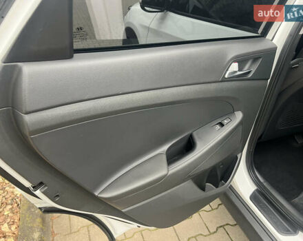 Білий Хендай Туксон, об'ємом двигуна 2 л та пробігом 136 тис. км за 22900 $, фото 12 на Automoto.ua