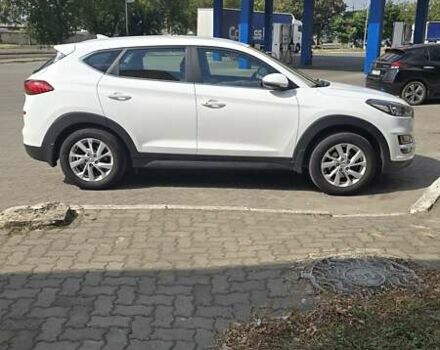 Белый Хендай Туксон, объемом двигателя 2 л и пробегом 52 тыс. км за 23999 $, фото 2 на Automoto.ua