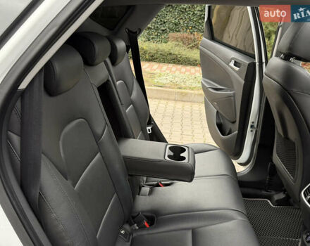 Белый Хендай Туксон, объемом двигателя 2 л и пробегом 50 тыс. км за 23800 $, фото 54 на Automoto.ua