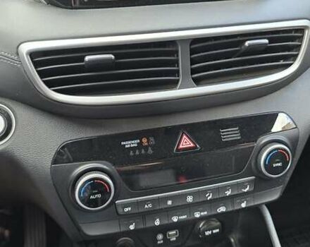 Белый Хендай Туксон, объемом двигателя 2 л и пробегом 52 тыс. км за 23999 $, фото 11 на Automoto.ua