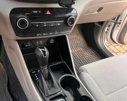 Білий Хендай Туксон, об'ємом двигуна 2 л та пробігом 72 тис. км за 17000 $, фото 11 на Automoto.ua