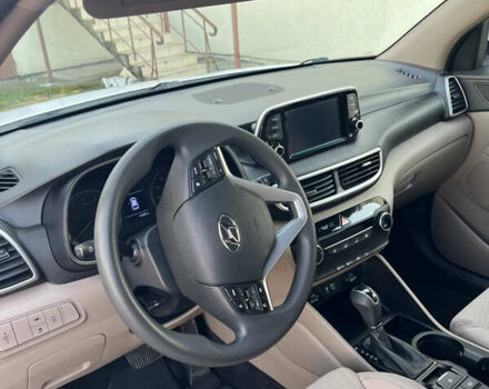 Белый Хендай Туксон, объемом двигателя 2 л и пробегом 148 тыс. км за 17850 $, фото 27 на Automoto.ua