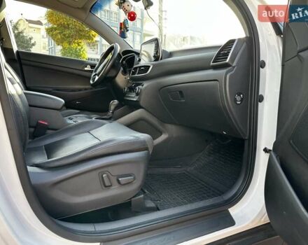 Белый Хендай Туксон, объемом двигателя 2 л и пробегом 50 тыс. км за 22500 $, фото 13 на Automoto.ua