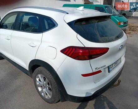 Білий Хендай Туксон, об'ємом двигуна 2 л та пробігом 95 тис. км за 17000 $, фото 4 на Automoto.ua
