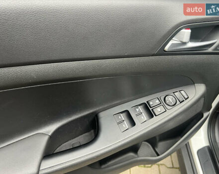 Білий Хендай Туксон, об'ємом двигуна 2 л та пробігом 136 тис. км за 22900 $, фото 14 на Automoto.ua