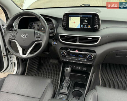 Белый Хендай Туксон, объемом двигателя 2 л и пробегом 50 тыс. км за 23800 $, фото 62 на Automoto.ua