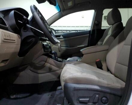 Белый Хендай Туксон, объемом двигателя 2 л и пробегом 97 тыс. км за 2900 $, фото 6 на Automoto.ua