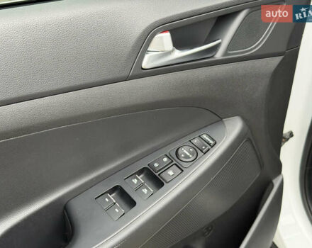 Белый Хендай Туксон, объемом двигателя 2 л и пробегом 50 тыс. км за 23800 $, фото 72 на Automoto.ua