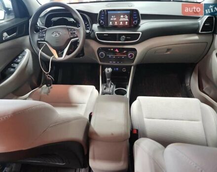 Белый Хендай Туксон, объемом двигателя 2 л и пробегом 85 тыс. км за 4300 $, фото 7 на Automoto.ua