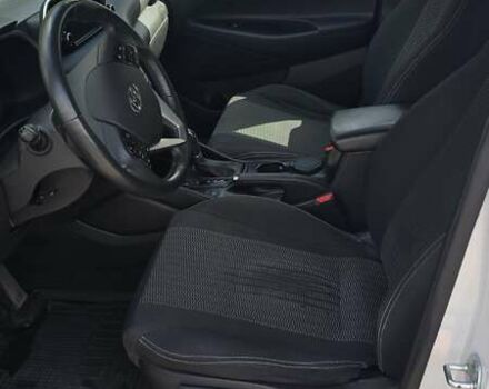 Белый Хендай Туксон, объемом двигателя 2 л и пробегом 52 тыс. км за 23999 $, фото 6 на Automoto.ua