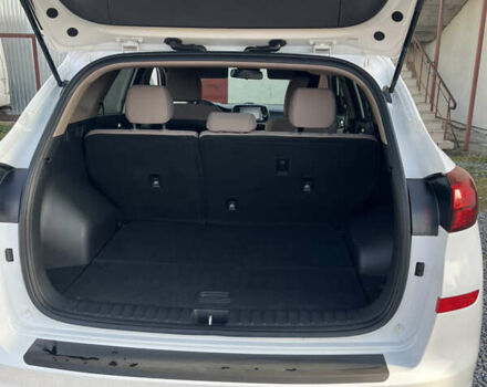 Белый Хендай Туксон, объемом двигателя 2 л и пробегом 148 тыс. км за 17850 $, фото 32 на Automoto.ua