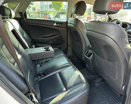 Белый Хендай Туксон, объемом двигателя 2 л и пробегом 50 тыс. км за 22500 $, фото 12 на Automoto.ua