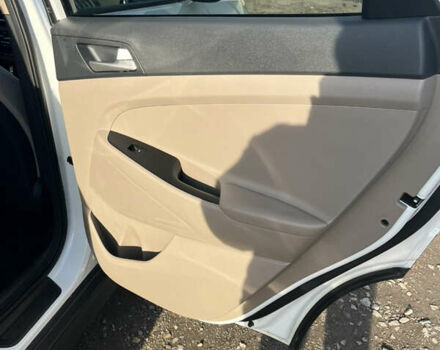 Белый Хендай Туксон, объемом двигателя 2 л и пробегом 148 тыс. км за 17850 $, фото 16 на Automoto.ua