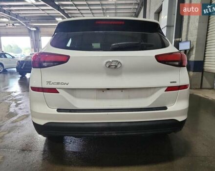 Белый Хендай Туксон, объемом двигателя 2 л и пробегом 85 тыс. км за 4300 $, фото 5 на Automoto.ua