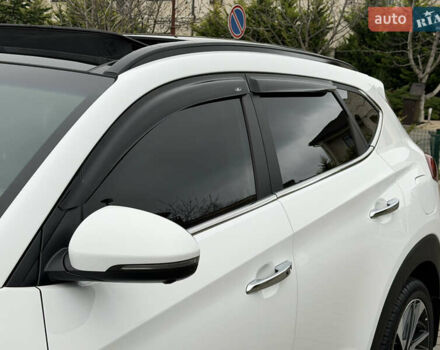 Белый Хендай Туксон, объемом двигателя 2 л и пробегом 50 тыс. км за 23800 $, фото 35 на Automoto.ua