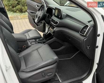 Белый Хендай Туксон, объемом двигателя 2 л и пробегом 50 тыс. км за 23800 $, фото 63 на Automoto.ua