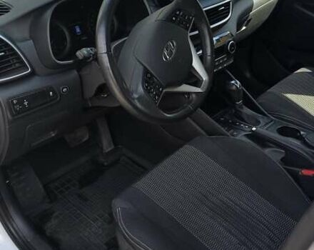 Белый Хендай Туксон, объемом двигателя 2 л и пробегом 52 тыс. км за 23999 $, фото 4 на Automoto.ua