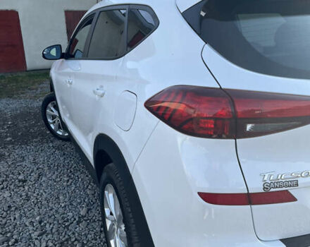 Белый Хендай Туксон, объемом двигателя 2 л и пробегом 148 тыс. км за 17850 $, фото 2 на Automoto.ua