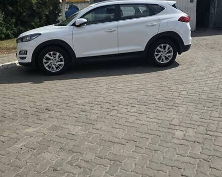Белый Хендай Туксон, объемом двигателя 2 л и пробегом 52 тыс. км за 23999 $, фото 1 на Automoto.ua