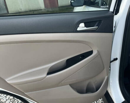 Белый Хендай Туксон, объемом двигателя 2 л и пробегом 148 тыс. км за 17850 $, фото 29 на Automoto.ua