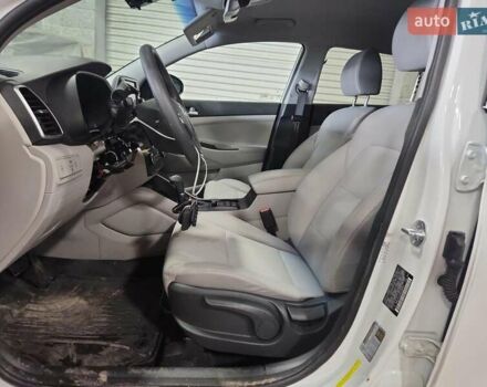 Белый Хендай Туксон, объемом двигателя 2 л и пробегом 85 тыс. км за 4300 $, фото 6 на Automoto.ua