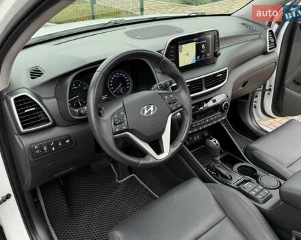 Белый Хендай Туксон, объемом двигателя 2 л и пробегом 50 тыс. км за 23800 $, фото 59 на Automoto.ua