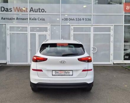 Белый Хендай Туксон, объемом двигателя 2 л и пробегом 42 тыс. км за 23900 $, фото 3 на Automoto.ua