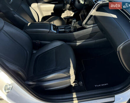 Белый Хендай Туксон, объемом двигателя 2 л и пробегом 147 тыс. км за 23700 $, фото 78 на Automoto.ua