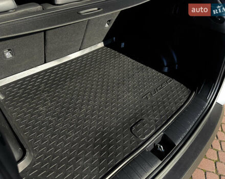 Белый Хендай Туксон, объемом двигателя 2 л и пробегом 147 тыс. км за 23700 $, фото 122 на Automoto.ua