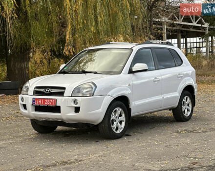 Хендай Туксон 2008 в Луцке на Automoto.ua Белый Хендай Туксон, объемом двигателя 2 л и пробегом 221 тыс. км за 7700 $, фото 1 на Automoto.ua