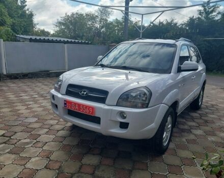 Белый Хендай Туксон, объемом двигателя 2 л и пробегом 120 тыс. км за 9600 $, фото 1 на Automoto.ua