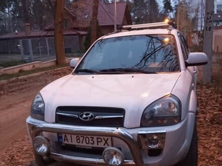 Білий Хендай Туксон, об'ємом двигуна 1.98 л та пробігом 220 тис. км за 9500 $, фото 1 на Automoto.ua
