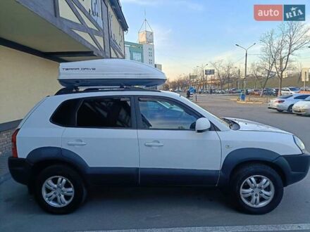 Хендай Туксон 2012 в Киеве на Automoto.ua Белый Хендай Туксон, объемом двигателя 2 л и пробегом 200 тыс. км за 9400 $, фото 1 на Automoto.ua