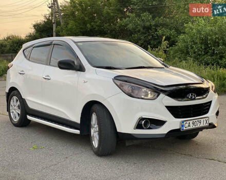 Белый Хендай Туксон, объемом двигателя 1.69 л и пробегом 200 тыс. км за 10500 $, фото 1 на Automoto.ua