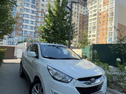 Белый Хендай Туксон, объемом двигателя 2 л и пробегом 200 тыс. км за 13225 $, фото 1 на Automoto.ua