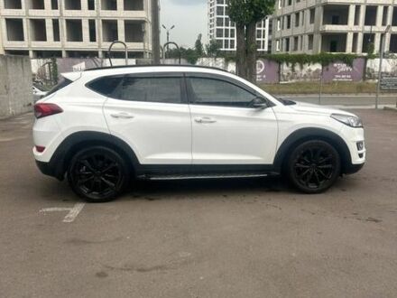Белый Хендай Туксон, объемом двигателя 1.59 л и пробегом 150 тыс. км за 17000 $, фото 1 на Automoto.ua