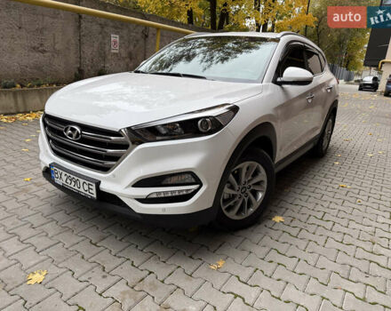 Белый Хендай Туксон, объемом двигателя 2 л и пробегом 77 тыс. км за 21700 $, фото 1 на Automoto.ua
