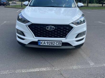 Белый Хендай Туксон, объемом двигателя 2 л и пробегом 80 тыс. км за 22500 $, фото 1 на Automoto.ua