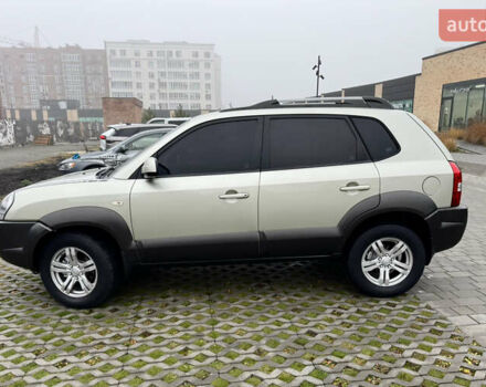 Бежевый Хендай Туксон, объемом двигателя 1.98 л и пробегом 248 тыс. км за 7500 $, фото 3 на Automoto.ua