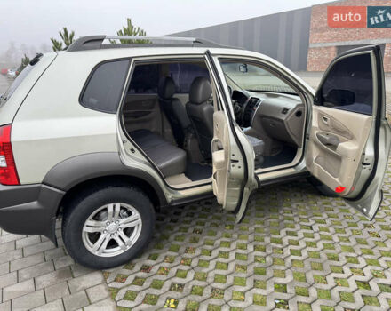 Бежевый Хендай Туксон, объемом двигателя 1.98 л и пробегом 248 тыс. км за 7500 $, фото 10 на Automoto.ua