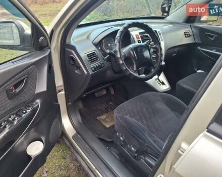 Бежевый Хендай Туксон, объемом двигателя 1.99 л и пробегом 180 тыс. км за 7700 $, фото 6 на Automoto.ua