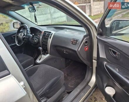 Бежевый Хендай Туксон, объемом двигателя 1.99 л и пробегом 180 тыс. км за 7700 $, фото 5 на Automoto.ua